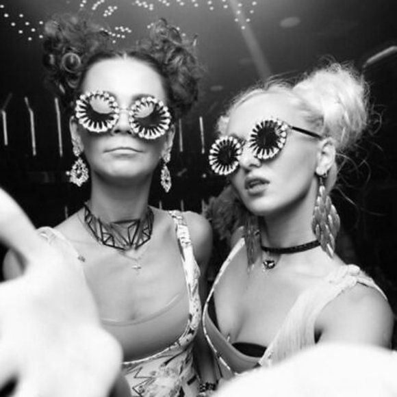 COPY - Oversized Women's Celebrity Luxury Rhinestone Sunglasses - Picture 2 of 3